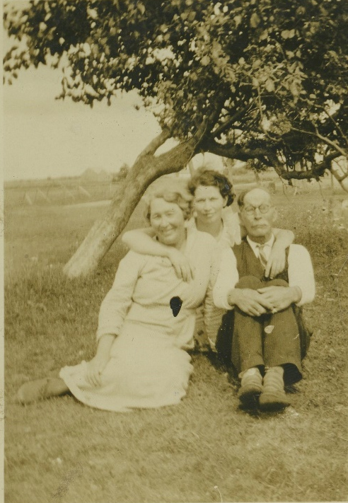 Jessie, Jean and Hector MacDonald