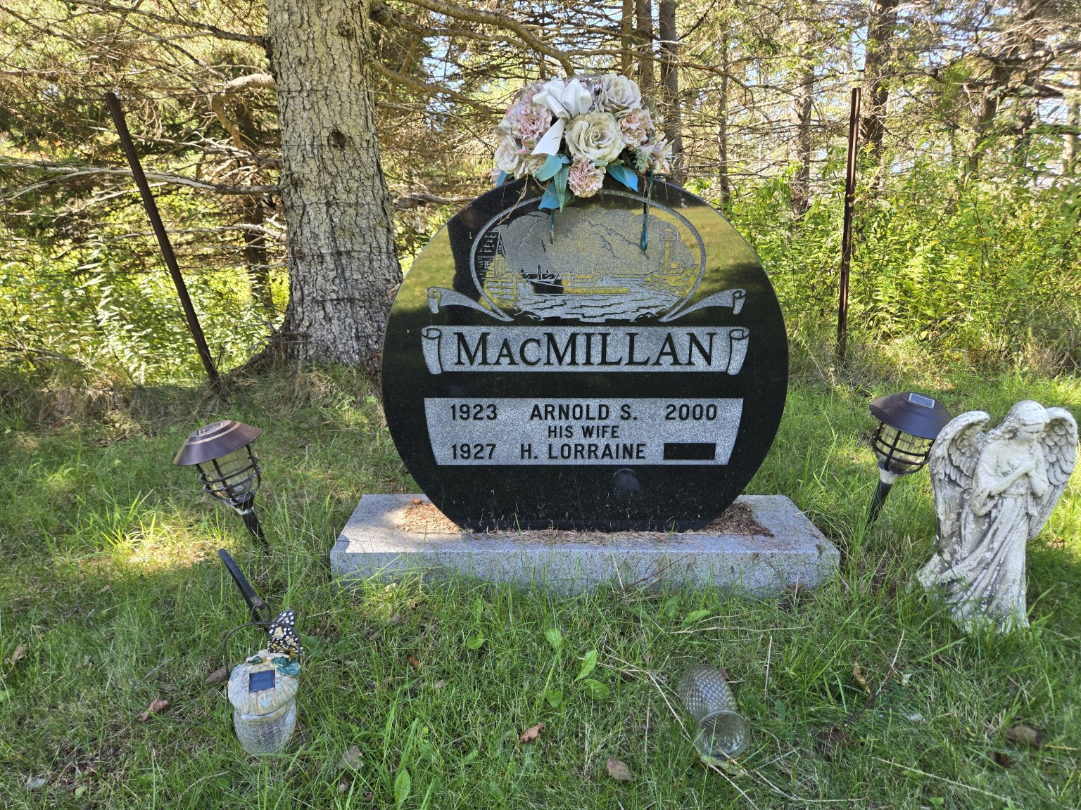 Memorial photograph: Arnold S. & H. Lorraine MacMillan. Credit PIHS.