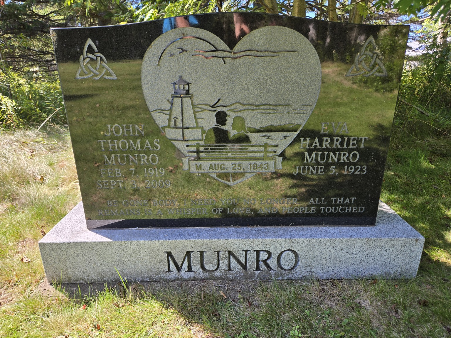 Memorial photograph: John Thomas & Eva Harriet Munro. Credit PIHS.